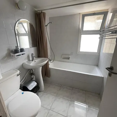 Apartment Charming & Comfy 2 Minutes To Mackenzie & 5 Minutes To Airport, Close To Restaurants & Center Larnaka