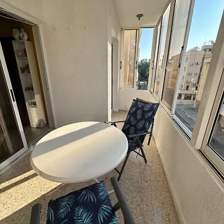 Apartamento Charming & Comfy 2 Minutes To Mackenzie & 5 Minutes To Airport, Close To Restaurants & Center Lárnaca