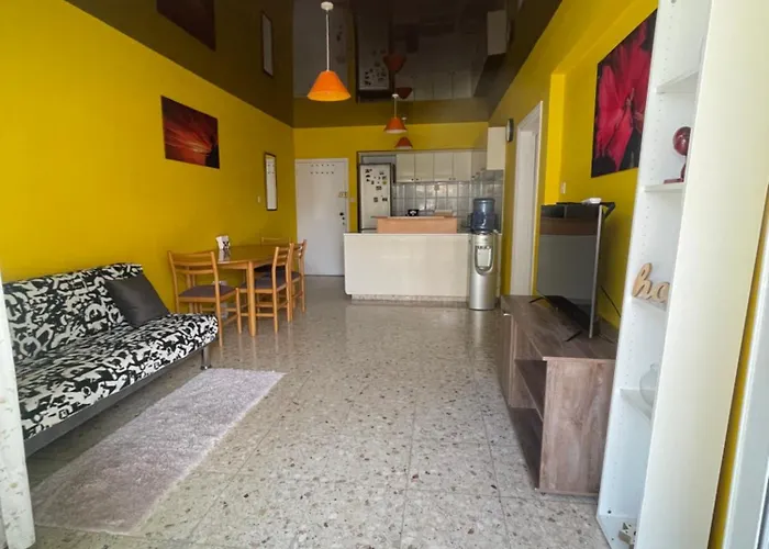 Charming & Comfy 2 Minutes To Mackenzie & 5 Minutes To Airport, Close To Restaurants & Center Lárnaka