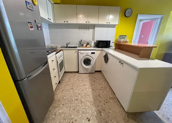 Charming & Comfy 2 Minutes To Mackenzie & 5 Minutes To Airport, Close To Restaurants & Center Appartement Larnaca