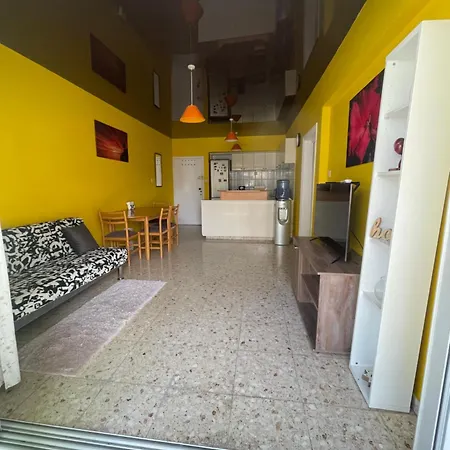 Charming & Comfy 2 Minutes To Mackenzie & 5 Minutes To Airport, Close To Restaurants & Center لارنكا