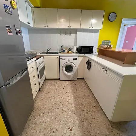 Charming & Comfy 2 Minutes To Mackenzie & 5 Minutes To Airport, Close To Restaurants & Center Apartment Larnaca